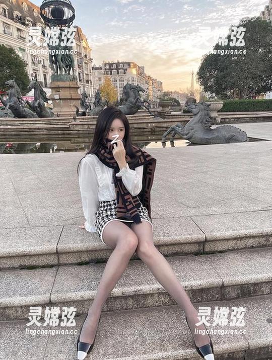 微密圈 - 穿着白棉袜的July芝岚，附带油亮肉丝，完美的组合？