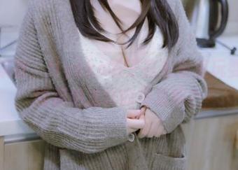 雪花飘落，Nyako喵子在毛衣里玩耍，谁能拒绝这样的写真呢？