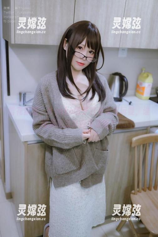 雪花飘落，Nyako喵子在毛衣里玩耍，谁能拒绝这样的写真呢？