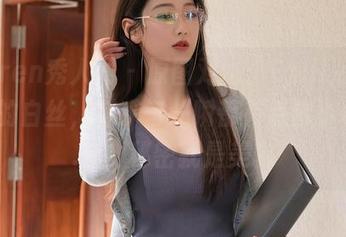 Xiuren秀人网 – 原图对比：Emily尹菲和她的白丝，似乎每一瞬都有点像小秘密…咳，秘密就是美。