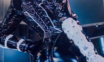 说说izumi泉桃子的美脚，无意间分享了一个绝妙的写真集！