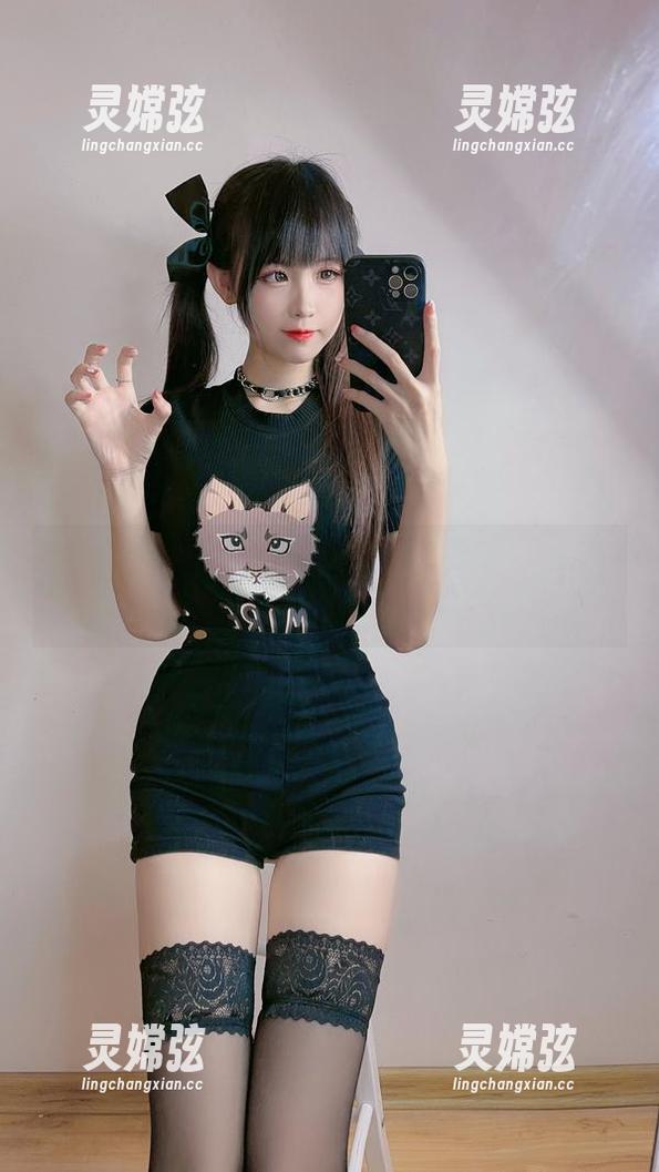 终于等到miko酱ww更新了！裤里丝让人忍不住想多想几秒～