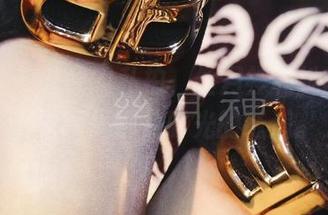 微密圈 – 随意的私拍，丝月神和她的短裤，原图里都是时光的味道。