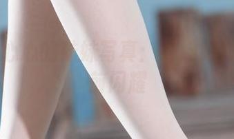 丽柜 – 心心的妹妹写真：看她如何在镜头前闪耀