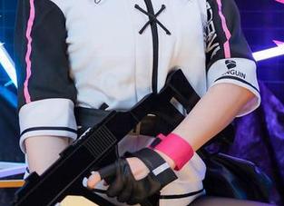 亚缇arty的校服cos，谁说穿衣服只是为了遮体呢？