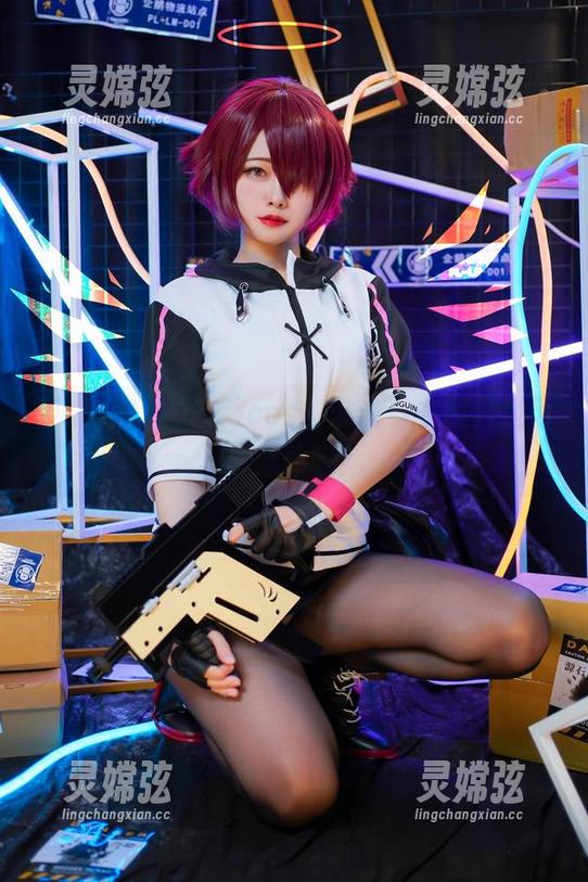 亚缇arty的校服cos，谁说穿衣服只是为了遮体呢？