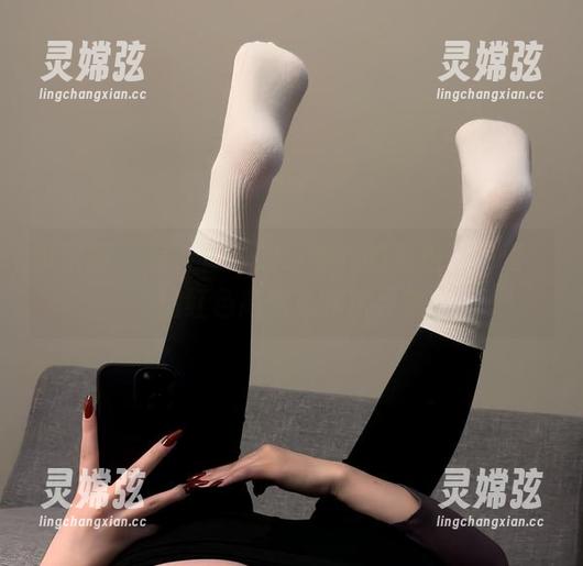 微密圈 - 看，保守的二舅妈的私拍资源里，这红色高跟真非比寻常