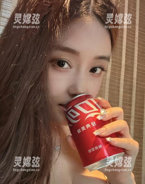 微密圈 - 神奇花裙上线：网盘一键下载，成为奶雯的粉丝只需一步！