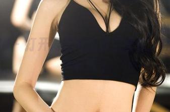 果团网 – 打开周妍希的镂空图包，注意力飘啊飘～