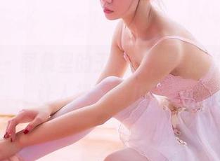 果团网 – 图集里的王婉悠，美足出街，真让人想多看几眼。