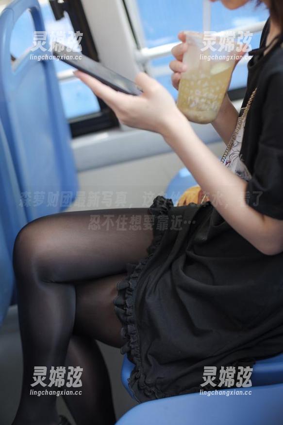 森萝财团最新写真，这白丝死库水，看了忍不住想要靠近…