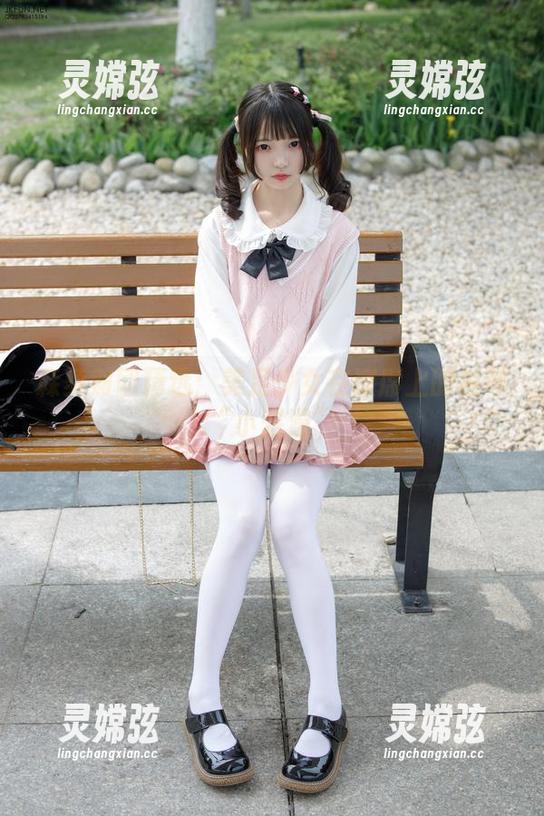 森萝财团精选：美足少女在凉席上的各种“小烂漫”