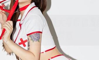 在黑色私房里，洛丽塔大哥带你发现美图的荒诞与诱惑