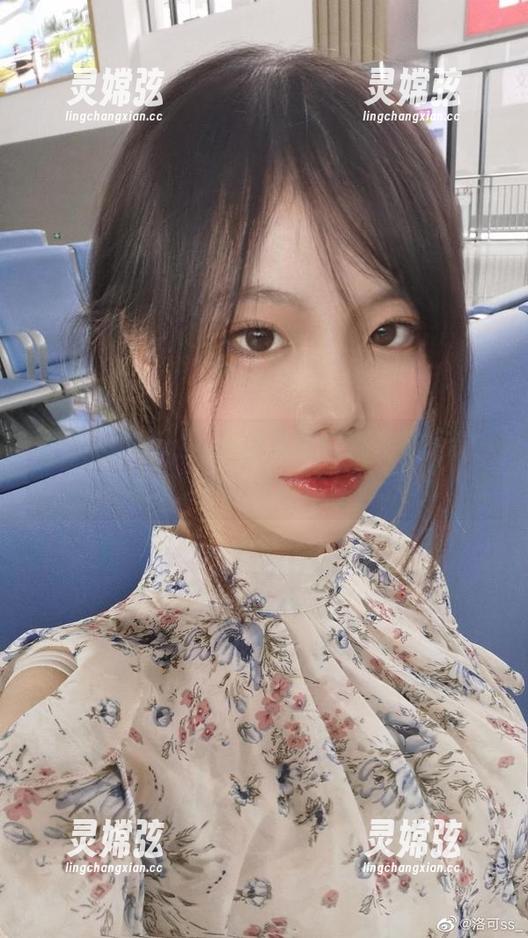 洛可ss终于出cos合集了：光效黑吊带，没想过黑色可以这样玩。