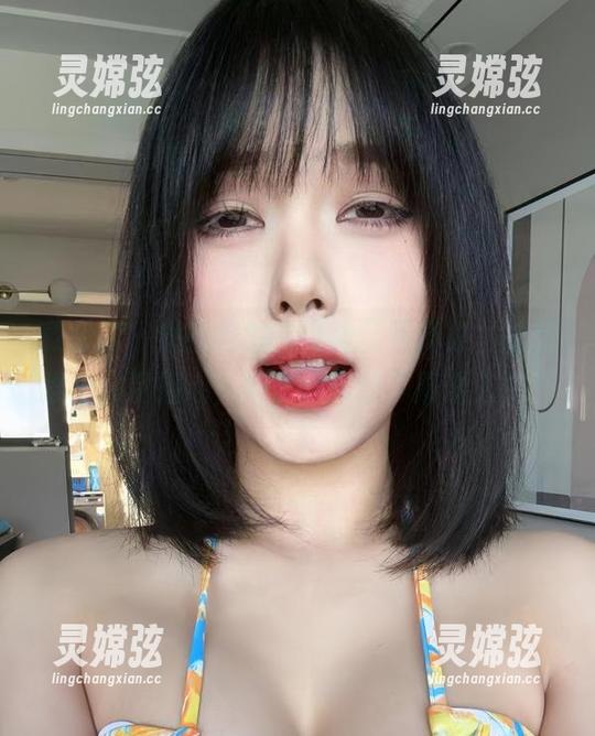 微密圈 - 琳铛铛的“海边”写真集，最新推出，别担心，椰子水代替了繁琐人生！