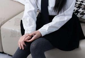 甜予摄影 – 意外的发现：思思的私房美图，油亮灰丝照亮了脚尖。