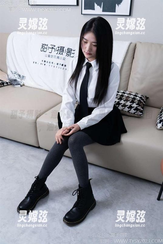 甜予摄影 - 意外的发现：思思的私房美图，油亮灰丝照亮了脚尖。
