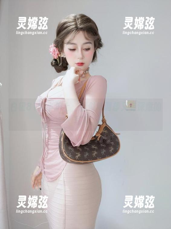 白银81的小护士，看似单调却又有深意的写真。