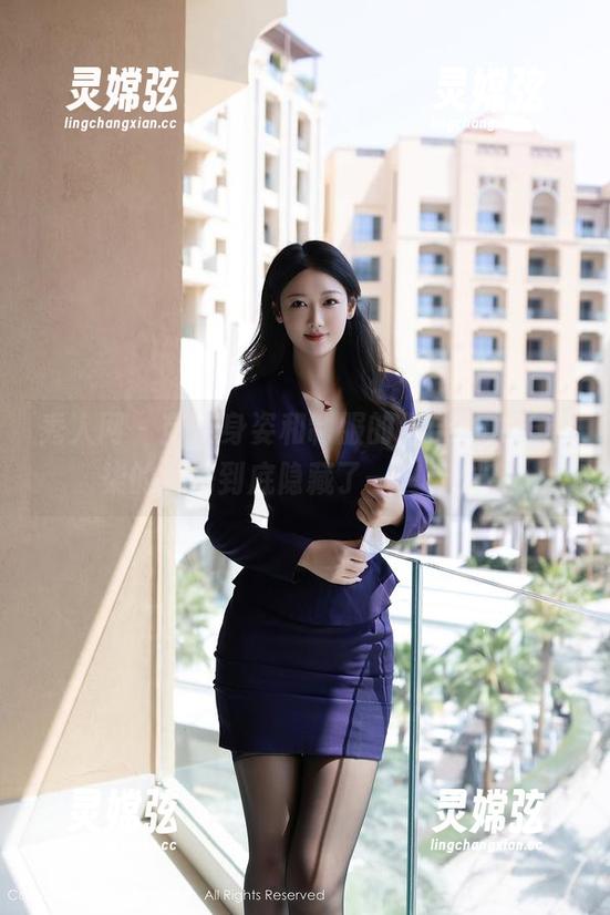 秀人网 - 苗条身姿和制服的组合，九千柒柒的私房到底隐藏了一些什么？