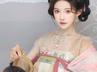 秀人网 – 从未见过的厨娘组合，在线锁定孟狐狸FoxYini，图片却让我心乱如麻！