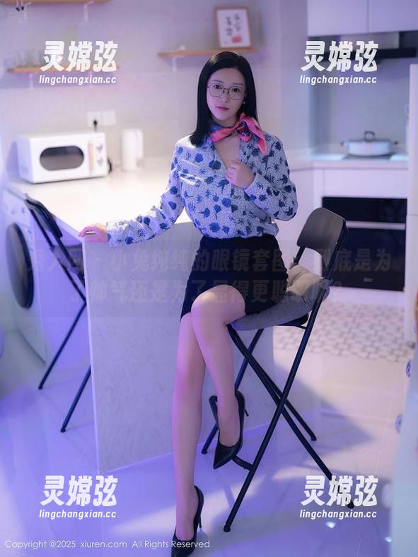 秀人网 - 小兔纯纯的眼镜套图：到底是为了帅气还是为了显得更聪明呢？