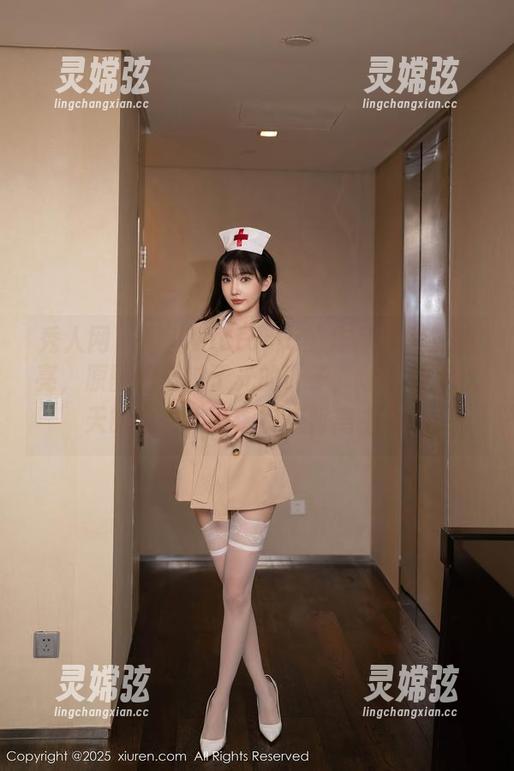 秀人网 - 果儿Victoria的作品里那抹油亮，原图像是过了光的叶子，让人想起秋天的金黄，好像有点背离主题？