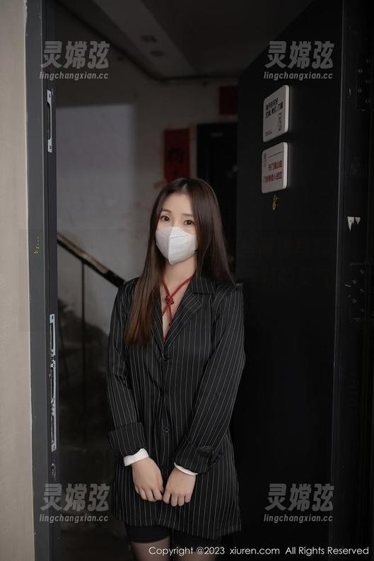 秀人网 - 白洁Bessie的灰丝高清写真，走到哪儿都像带着一种不可言状的灵气，让人停下脚步。