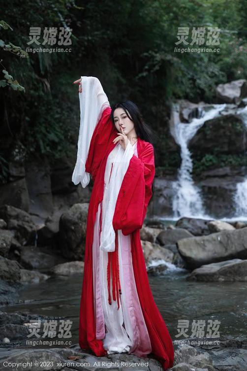 秀人网 - 捧着盼盼已鸠的图包，女友的状态让我心里啧啧称奇。