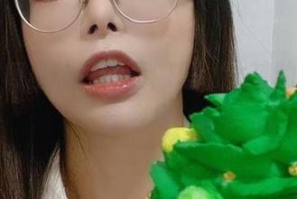 在秋和柯基的高清画像里，女孩的一次神奇变身！