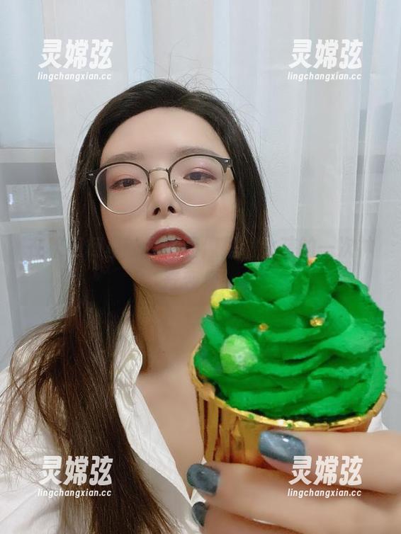 在秋和柯基的高清画像里，女孩的一次神奇变身！