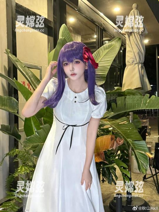 秋山AkI原图：这办公桌的用途，显然不止写字