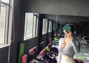 微密圈 – 覆盖整个沙发的紫色哒豚豚，快来下载居家满分写真！