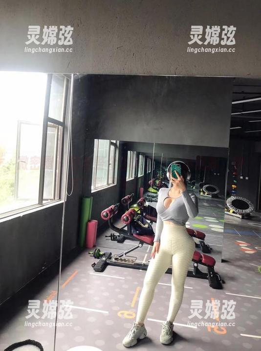 微密圈 - 覆盖整个沙发的紫色哒豚豚，快来下载居家满分写真！