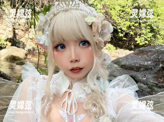 自闭颜球球的作品中，昭和太太的肖像仿佛在说悄悄话——可惜我听不清楚。