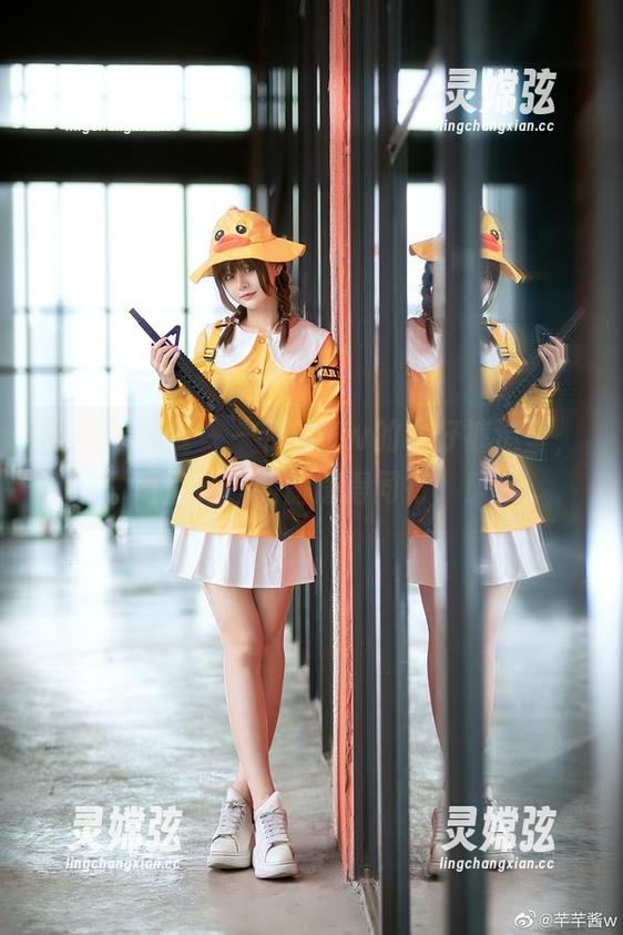 图集新风暴——芊芊酱w的牛仔裤造型，简直是“膝盖深得同行”！