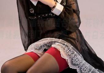 你见过美丽与清纯的结合吗？花铃Hana的写真让我想到了……呃，一片白云？就是这么单纯！