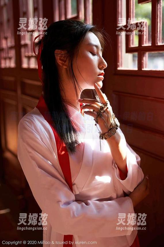 蜜桃社 - 精选的黑科技图集——伊琳的白衬衫竟然能瞬间引起路人注目