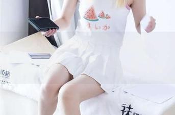 袜啵啵 – 稚予的白棉袜，谁说袜子不能成为焦点？——写真集完美呈现！