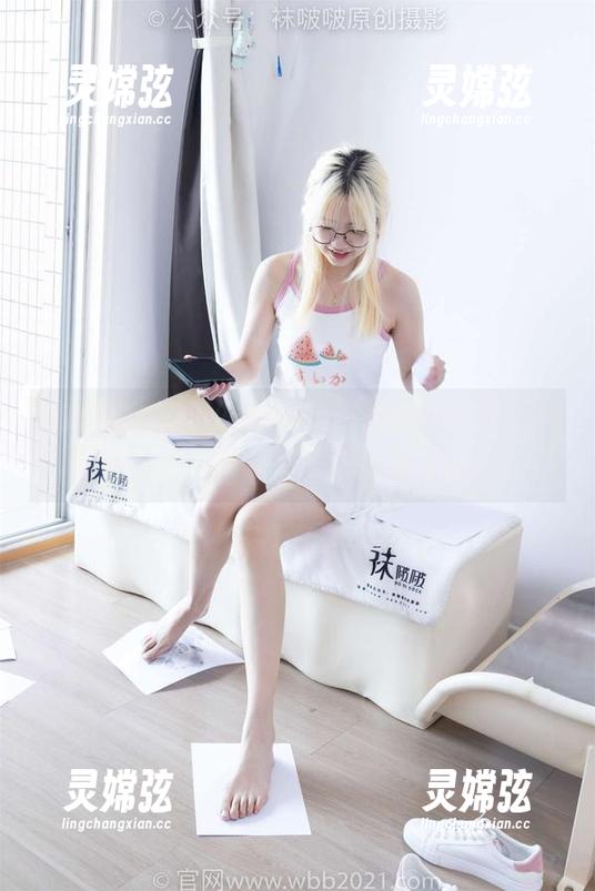 袜啵啵 - 稚予的白棉袜，谁说袜子不能成为焦点？——写真集完美呈现！
