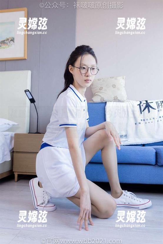 袜啵啵 - 草坪上遛狗？不，今天的主角是芝士的美足图集，快来下载！