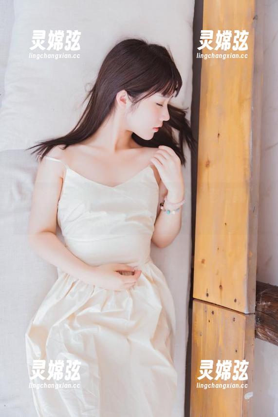 为啥镜酱的学妹写真让我这个“老阿姨”也有点想入非非？