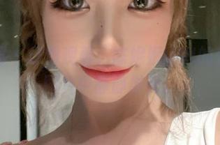 微密圈 – 仔细观看，陈妮妮UNI的美足在图片中静静发光。