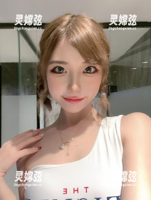 微密圈 - 仔细观看，陈妮妮UNI的美足在图片中静静发光。