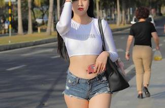 魔镜街拍 – 我在看婷婷的写真，白色吊带连衣裙亮眼，黑丝美腿直接引发想象
