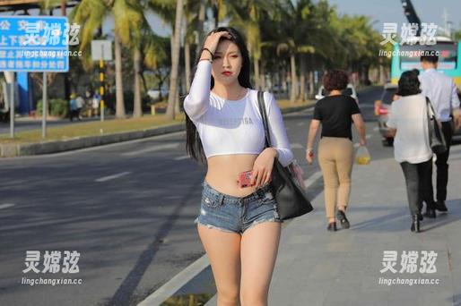 魔镜街拍 - 我在看婷婷的写真，白色吊带连衣裙亮眼，黑丝美腿直接引发想象