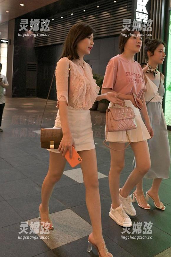 魔镜街拍 - 图集奇观：婷婷的包臀灰裙是休闲还是放肆，赶紧来这里发动大讨论！